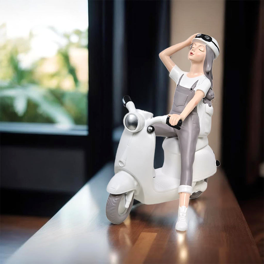 Sculpture statue fille en Vespa design